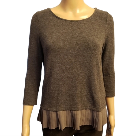 Traffic People Sweaters - Gray Sweater with Pleated Ruffle Bottom